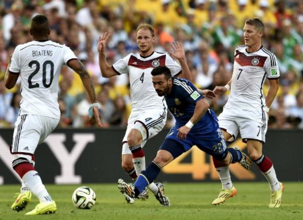 又伤了！巴萨官方：奥尔莫左肩脱臼，预计伤缺一个月